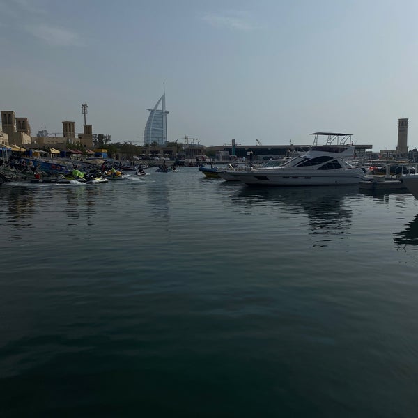 Foto scattata a Amwaj Al Bahar Boats and Yachts Chartering da Abdullah il 7/10/2021