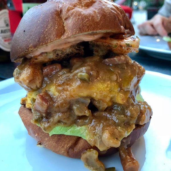 Das Foto wurde bei Boom! Burgers von Ponuponas am 7/20/2018 aufgenommen