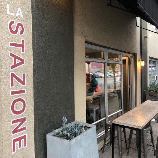 11/13/2018 tarihinde Peter A.ziyaretçi tarafından La Stazione Coffee &amp; Wine Bar'de çekilen fotoğraf