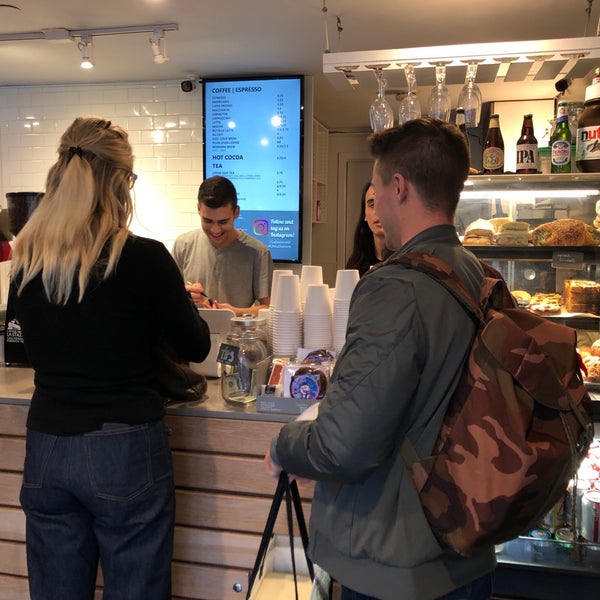 11/13/2018 tarihinde Peter A.ziyaretçi tarafından La Stazione Coffee &amp; Wine Bar'de çekilen fotoğraf