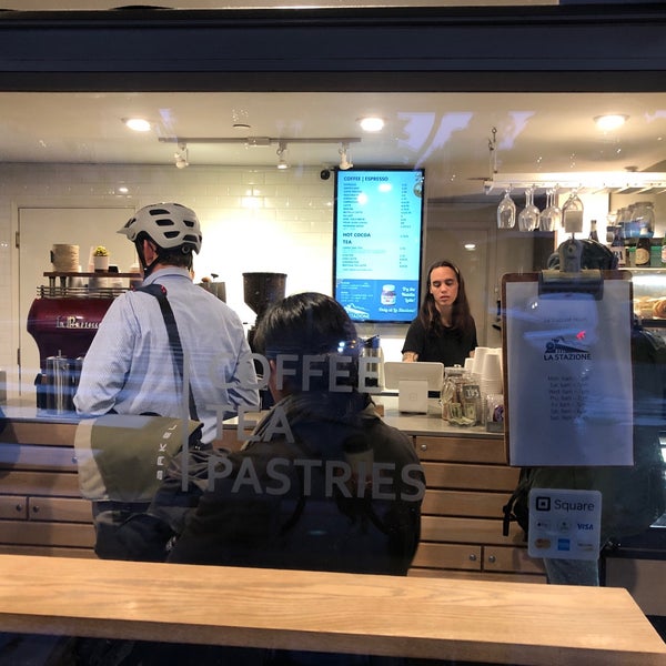 Photo prise au La Stazione Coffee &amp; Wine Bar par Peter A. le11/27/2018