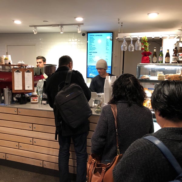 12/6/2018 tarihinde Peter A.ziyaretçi tarafından La Stazione Coffee &amp; Wine Bar'de çekilen fotoğraf
