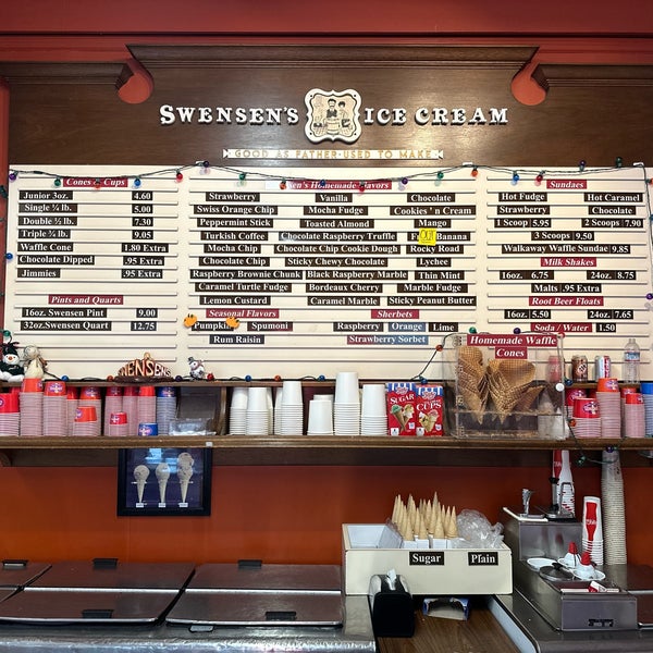 Foto tirada no(a) Swensen&#39;s Ice Cream por ~Caballeros.Societies~ em 12/27/2023