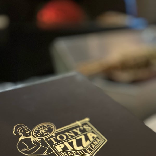 Foto scattata a Tony’s Pizza Napoletana da ~Caballeros.Societies~ il 12/31/2023