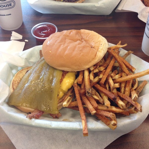 Foto scattata a Grizzly Burger House da Robert D. il 8/1/2014