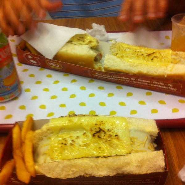 Снимок сделан в Vic&#39;s Hot Dog Gourmet пользователем Adriana Brandão M. 7/18/2013
