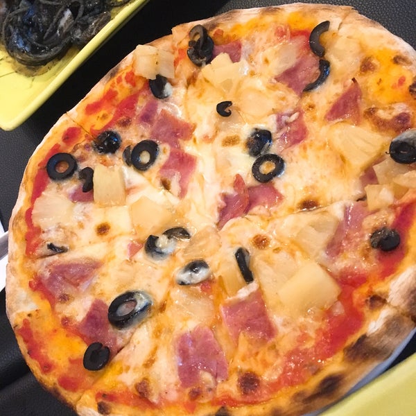 Снимок сделан в Little Italy (Pasta &amp; Pizza Corner) пользователем Victor L. 10/30/2018