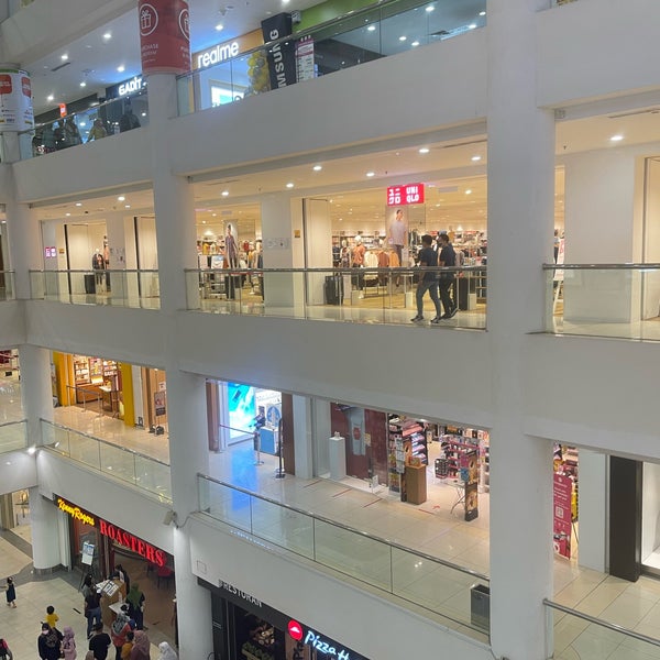 Foto tomada en Suria Sabah Shopping Mall  por Victor L. el 10/19/2021