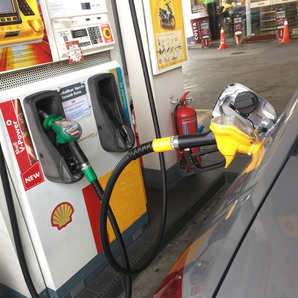 Photo taken at Shell Station by Victor L. on 11/17/2018