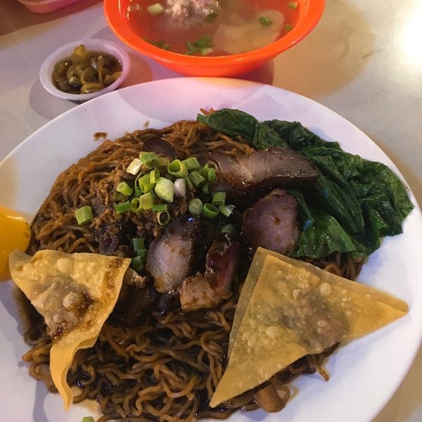Photo taken at Neighbourhood Food Court (好街坊美食中心) by Victor L. on 1/26/2018