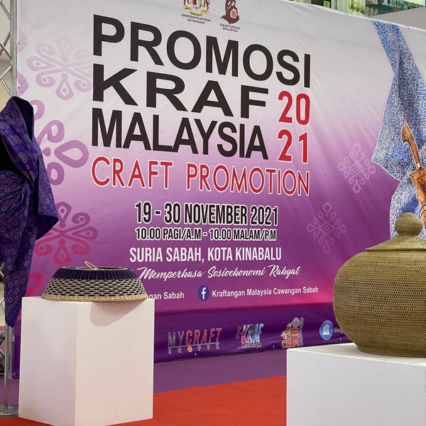 Foto diambil di Suria Sabah Shopping Mall oleh Victor L. pada 11/20/2021