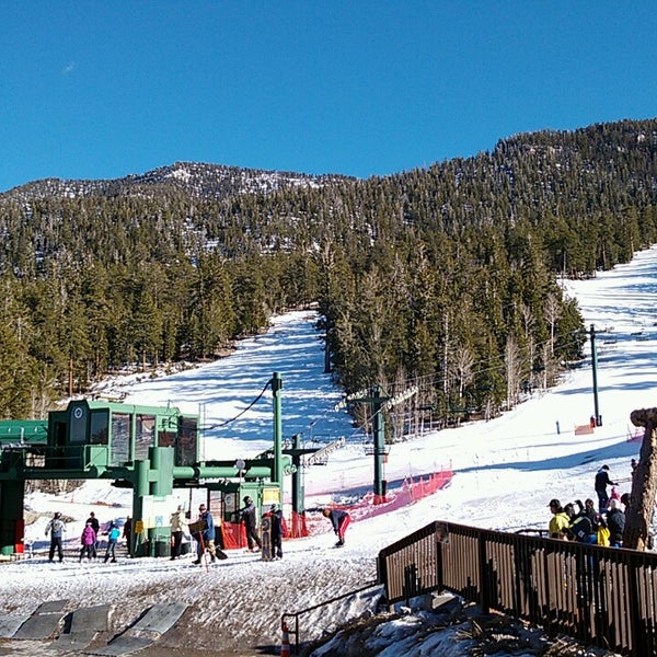 Photo taken at Las Vegas Ski And Snowboard Resort by Je e Ju V. on 2/25/2014