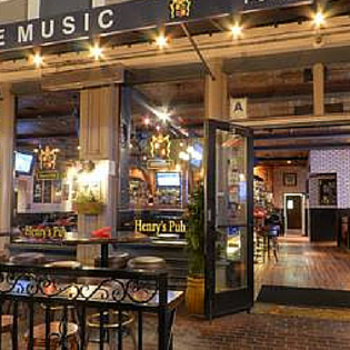 Foto tomada en Henry&#39;s Pub &amp; Restaurant  por Henry&#39;s Pub &amp; Restaurant el 12/11/2015