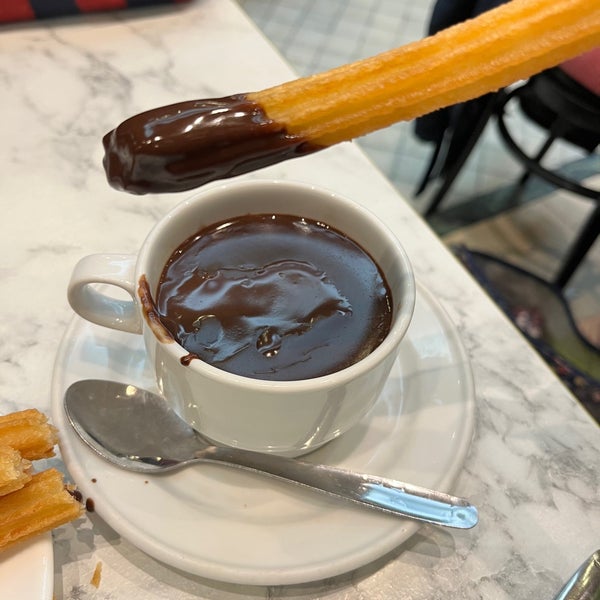 Photo taken at Chocolatería San Ginés by Maitê A. on 1/15/2024