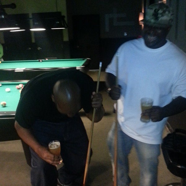 Foto tirada no(a) Pressure Billiards &amp; Cafe por Shon R. em 9/22/2014