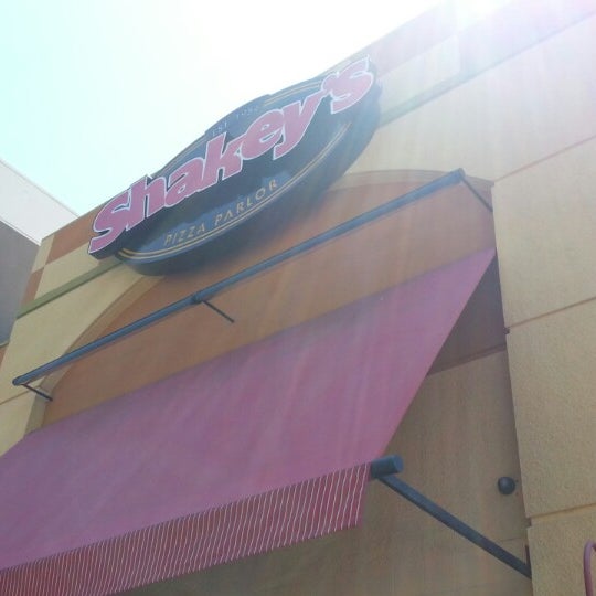 Foto scattata a Shakey&#39;s Pizza Parlor da Jm R. il 8/8/2013