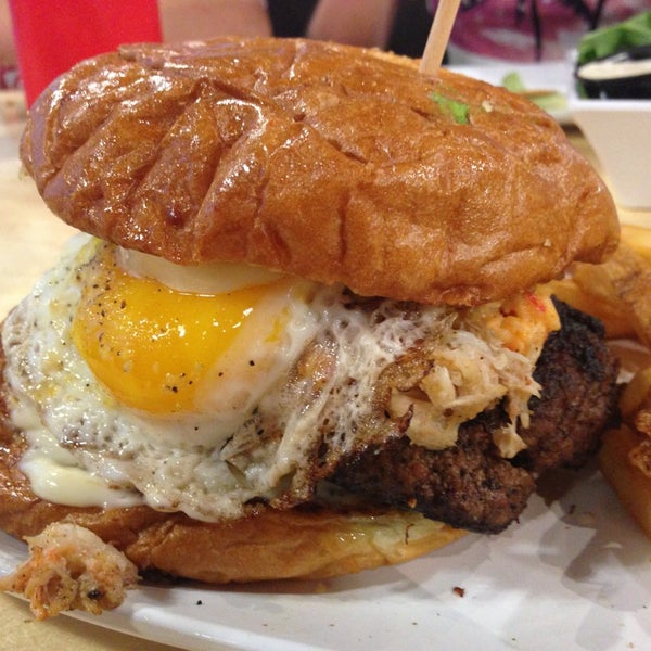 Foto scattata a Crave Real Burgers da Tim B. il 4/7/2013