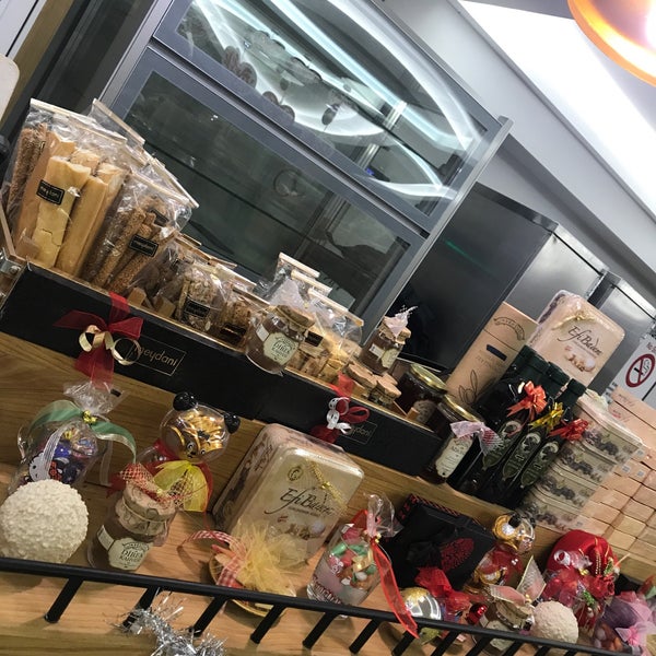 Foto scattata a Meydani Cafe &amp; Pastane da . il 12/25/2018