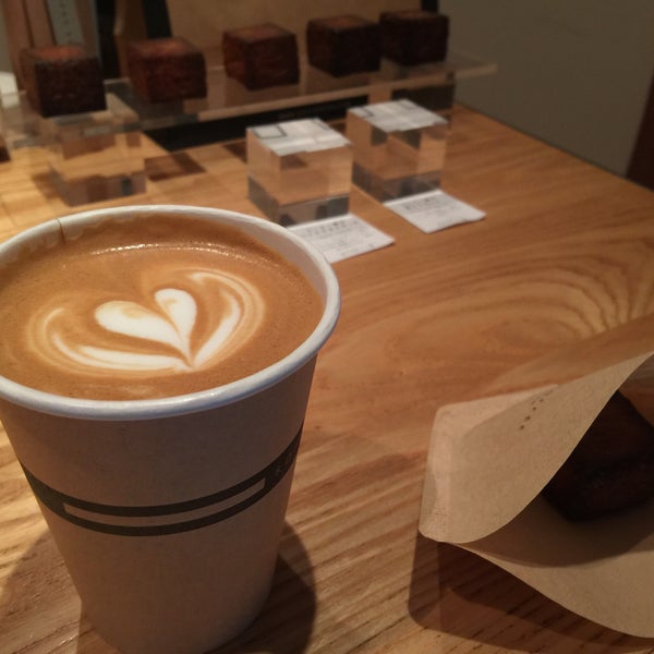 Foto tirada no(a) Omotesando Koffee por Daniel R. em 12/17/2015