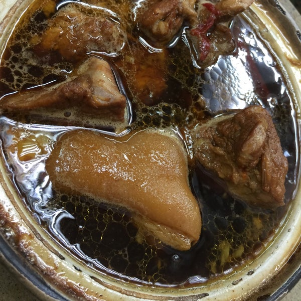 Das Foto wurde bei Fatty Bak Kut Teh &amp; Steamed Fish Head von Yong Y. am 11/30/2015 aufgenommen