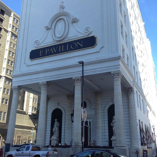 รูปภาพถ่ายที่ Le Pavillon Hotel โดย Betsy B. เมื่อ 2/7/2015