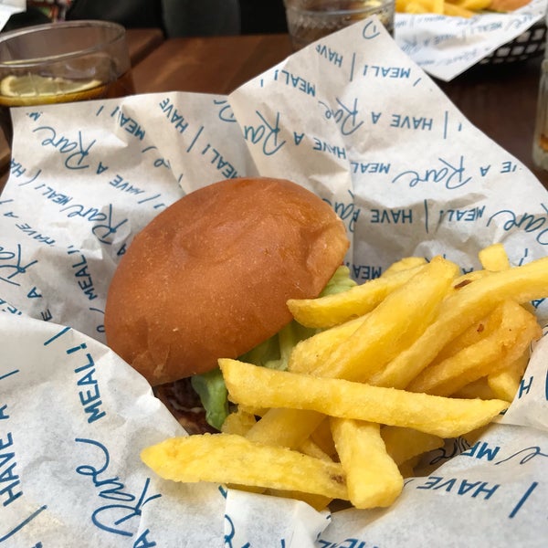 10/7/2019にFestouがRARE burgers &amp; moreで撮った写真