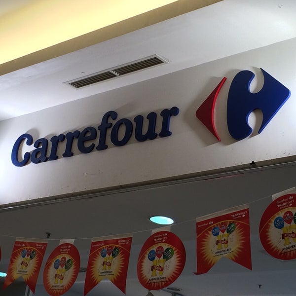 Photo taken at Carrefour by Feisal F. on 11/15/2015
