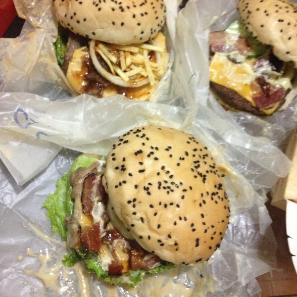 Снимок сделан в Backyard Burgers пользователем Shen R. 9/12/2013