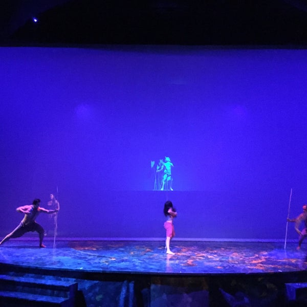 Foto diambil di &#39;Ulalena at Maui Theatre oleh Nupur G. pada 11/21/2015