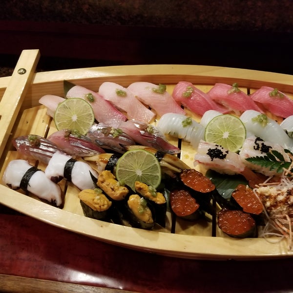 Foto diambil di Daan Sushi Asian Bistro &amp; Bar oleh 경순 김. pada 1/28/2019