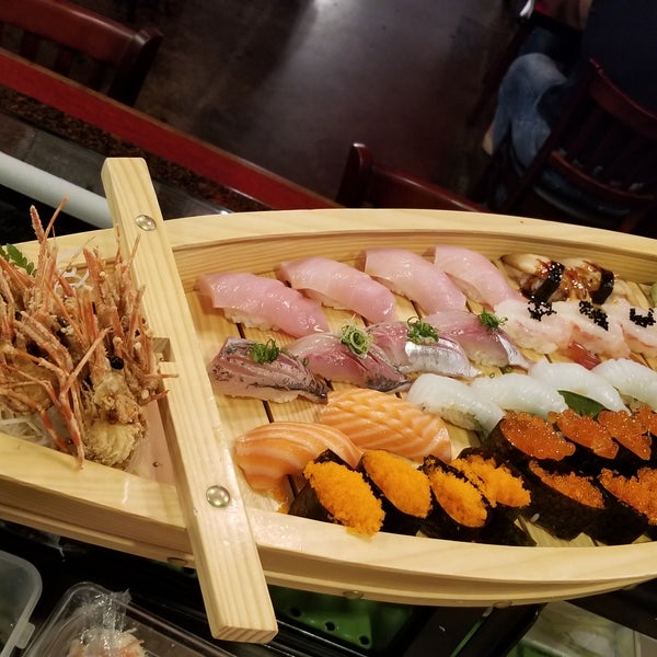 Foto diambil di Daan Sushi Asian Bistro &amp; Bar oleh 경순 김. pada 1/6/2019