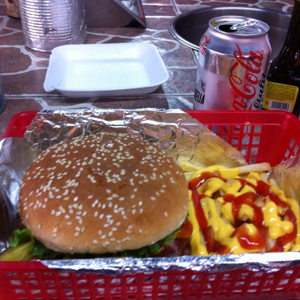 Foto scattata a Pepe&#39;s burger snacks     Cuando usted la prueba lo comprueba, La mejor! da J Carlos P. il 11/15/2014