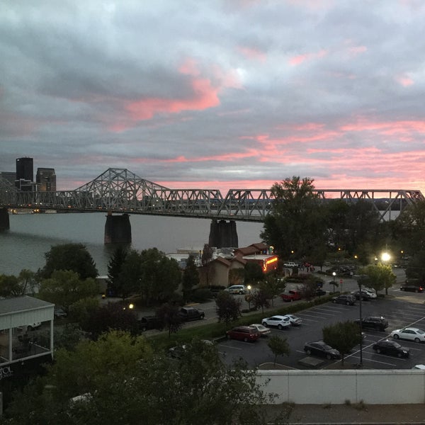 รูปภาพถ่ายที่ Sheraton Louisville Riverside Hotel โดย Doug N. เมื่อ 10/18/2017