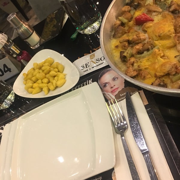 Foto scattata a Senso Cafe &amp; Restaurant da D H il 10/20/2018