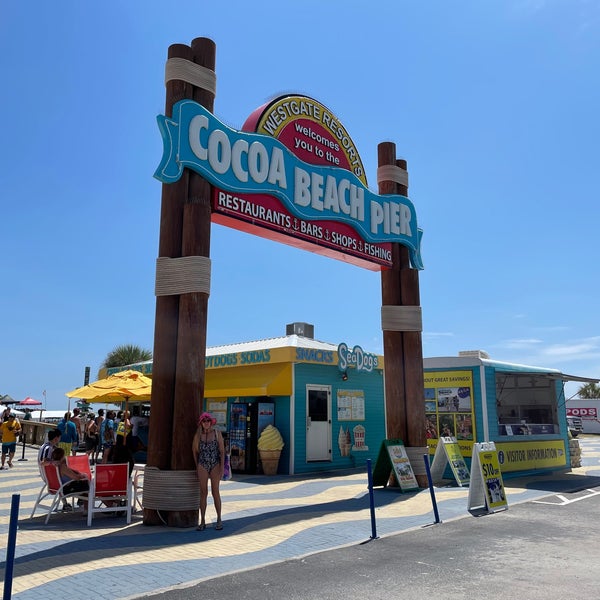 รูปภาพถ่ายที่ Cocoa Beach Pier โดย Martha L. เมื่อ 9/5/2021