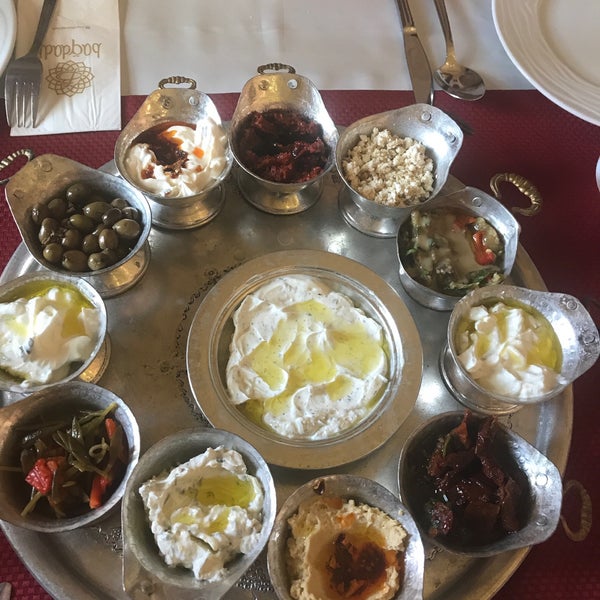 Photo prise au Bağdadi Restoran par Eda Sena K. le7/16/2019