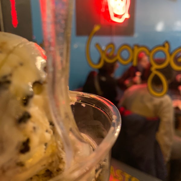 Снимок сделан в George&#39;s Ice Cream &amp; Sweets пользователем Beau B. 10/8/2018