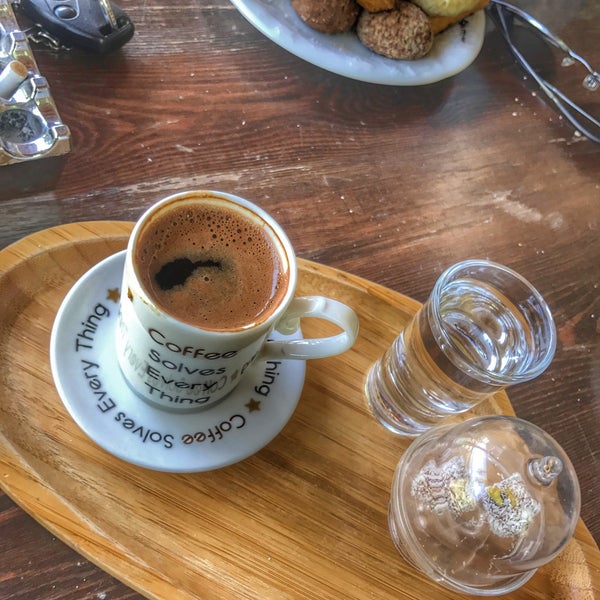 Das Foto wurde bei Loca Plus Cafe &amp; Bistro von Anıl Ö. am 7/31/2017 aufgenommen