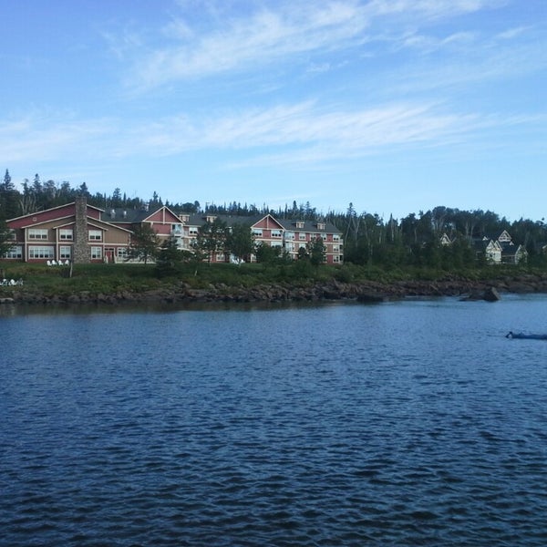 รูปภาพถ่ายที่ Cove Point Lodge โดย Miguel J. เมื่อ 8/3/2013