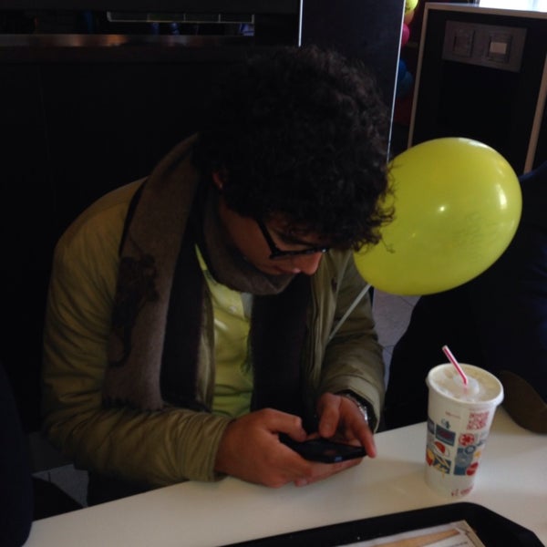 รูปภาพถ่ายที่ McDonald&#39;s โดย Bert เมื่อ 2/21/2014