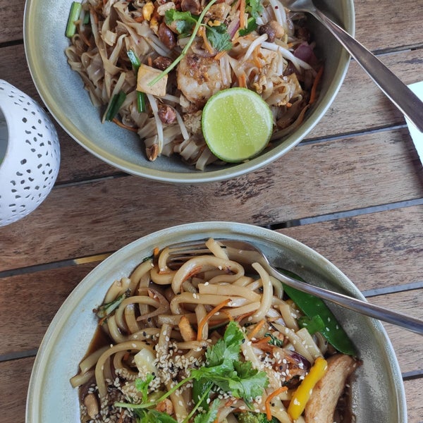 Pad Thai is decent, better than a lot of other places in Europe. Mojito with mango and mandarina is sensational. Udon chicken sesame is very good as well.
