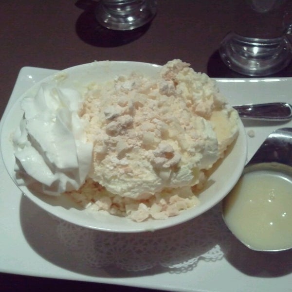 Photo prise au Spin Dessert Cafe par Chris le4/21/2013