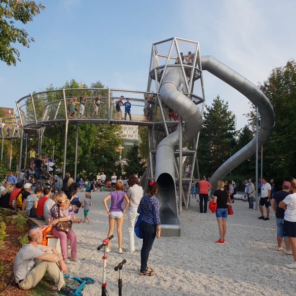 Детская площадка салют в парке горького. Детская площадка в парке горького москва. Парк горького площадка салют. Парк горького площадка салют. Парк горького детская площадка салют.