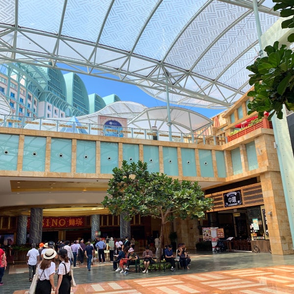 Photo taken at Resorts World Sentosa by PoP O. on 4/13/2019