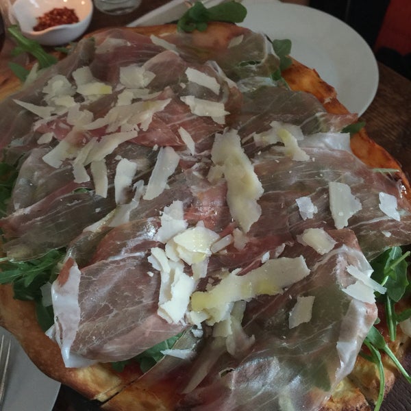Foto tirada no(a) Mercato Stellina Pizzeria por PoP O. em 6/29/2017
