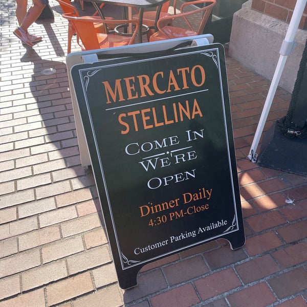 Foto diambil di Mercato Stellina Pizzeria oleh PoP O. pada 7/11/2021
