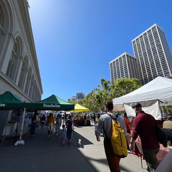 Foto tirada no(a) Ferry Plaza Farmers Market por PoP O. em 5/21/2022