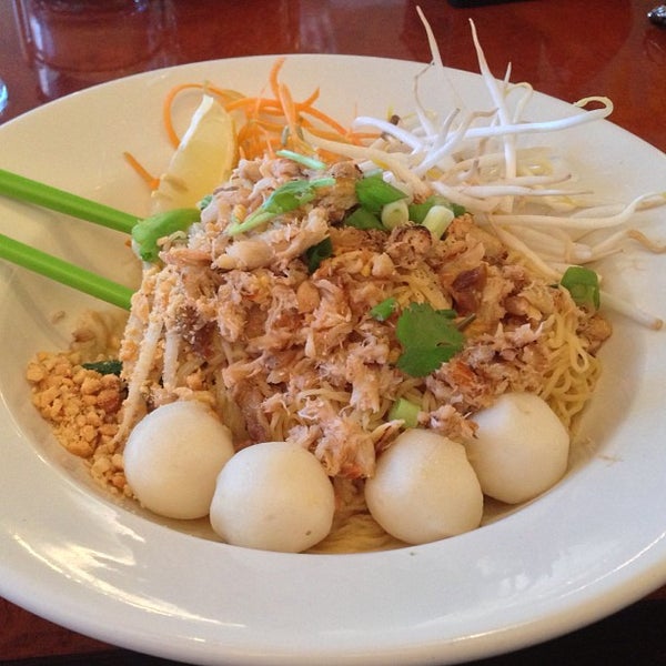 Photo taken at Bangkok Dee Thai Cuisine by PoP O. on 12/18/2012