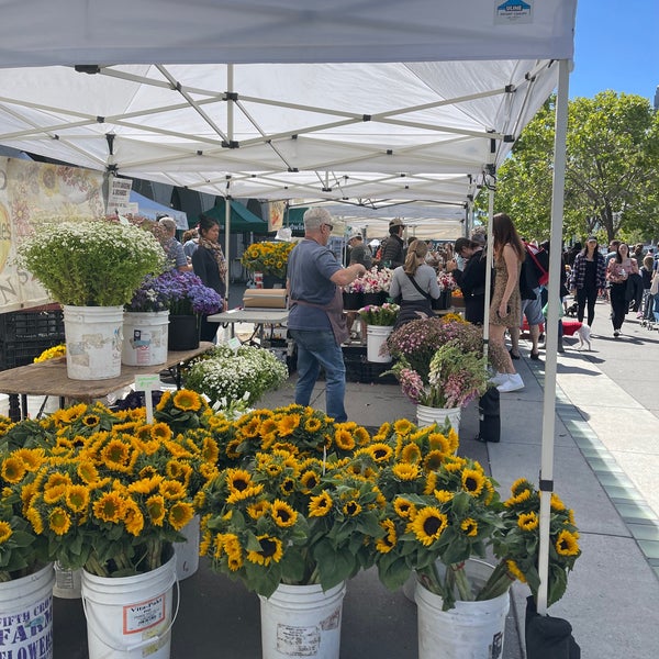 รูปภาพถ่ายที่ Ferry Plaza Farmers Market โดย PoP O. เมื่อ 5/21/2022