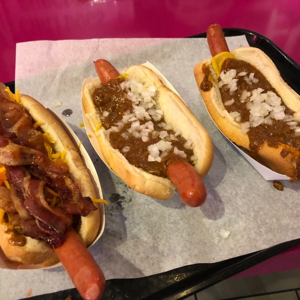 รูปภาพถ่ายที่ Pink&#39;s Hot Dogs โดย Javier Arturo R. เมื่อ 10/28/2021
